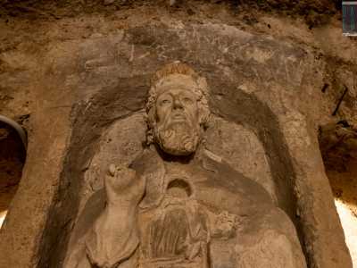 La testa e il braccio, in pietra leccese, sono aggiunte successive volte a riprodurre le sembianze del santo, come i realistici occhi in pasta vitrea. Il foro sul petto conteneva una reliquia, trafugata chiss� quando